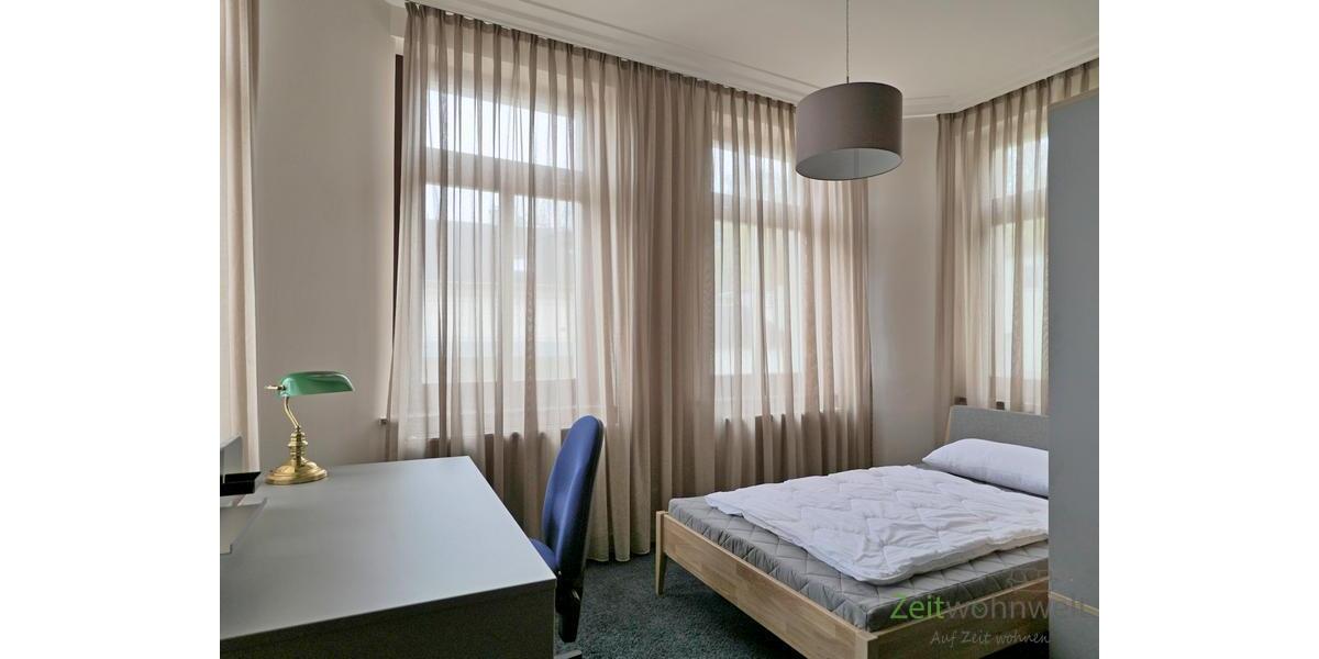 Bett hinter dem Raumnteiler