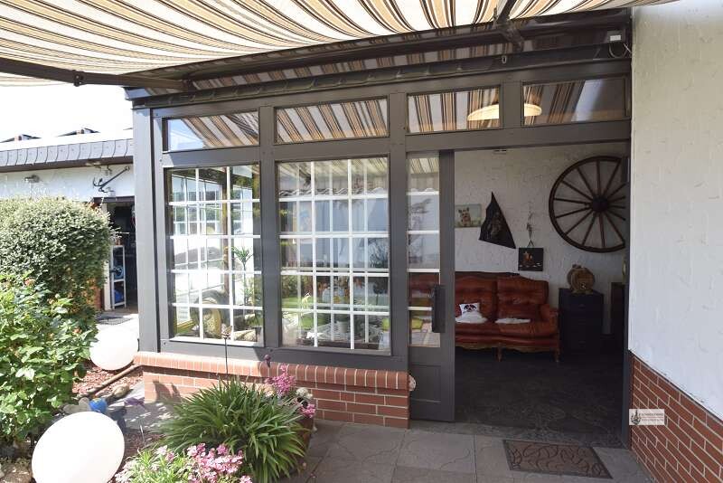 Blick zum Anbau Garage mit Markise