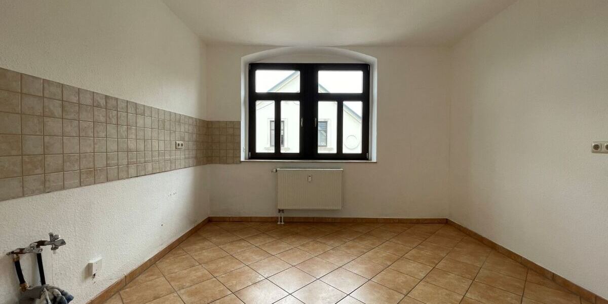 Küche mit Fenster und Fliesenspiegel