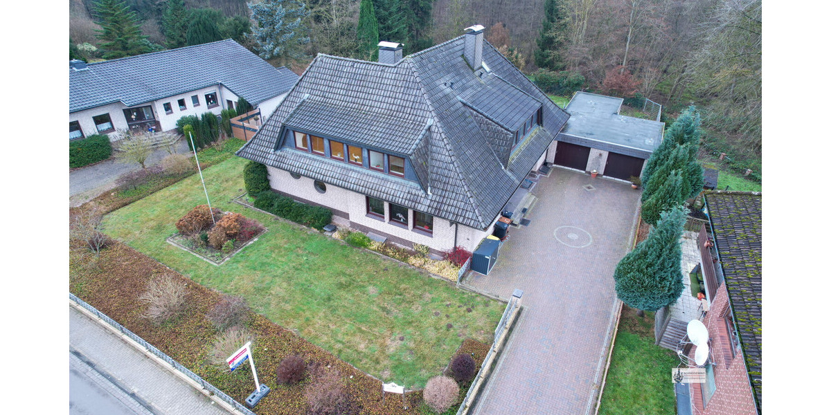 Ostansicht mit Garagen