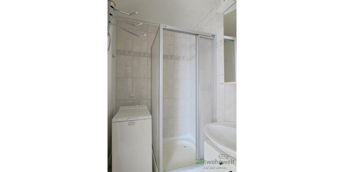 Dusche und kleine Waschmaschine