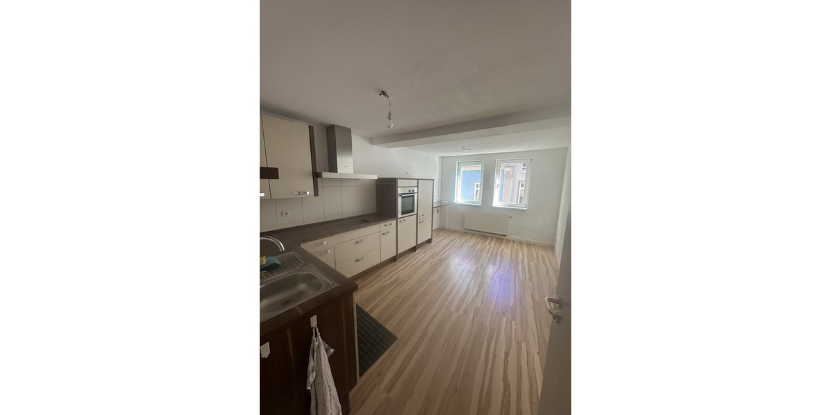 Geräumige 5-Zimmer-Wohnung mit Balkon - Etagenwohnung Gotha | Angebot:27400685
