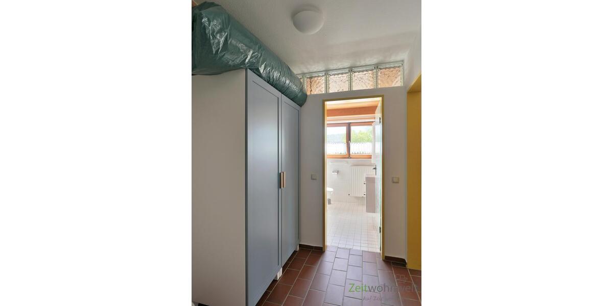 großer Kleiderschrank im Flur