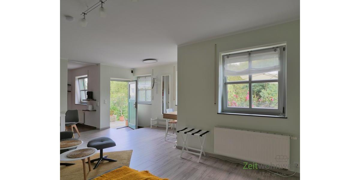 Blick zum Eingang mit Terrasse