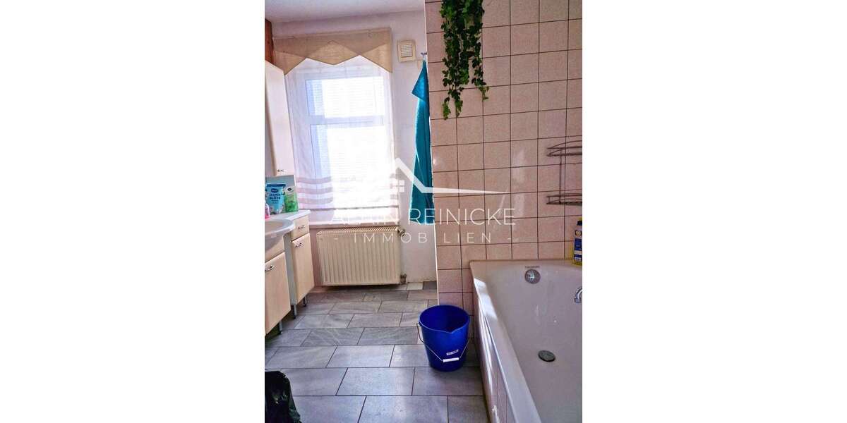 Bad mit Wanne und Fenster