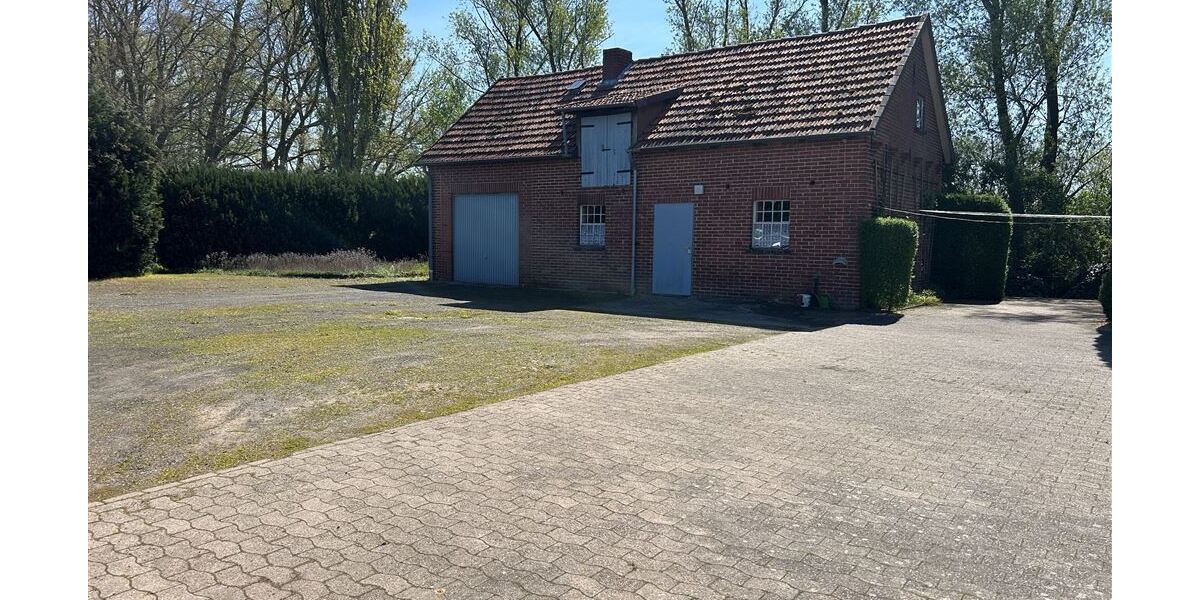 Nebengebäude mit Garage