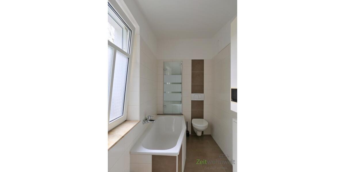 Blick zu Wanne und WC