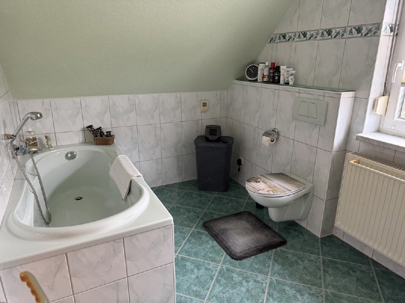 Bad mit Wanne und Dusche