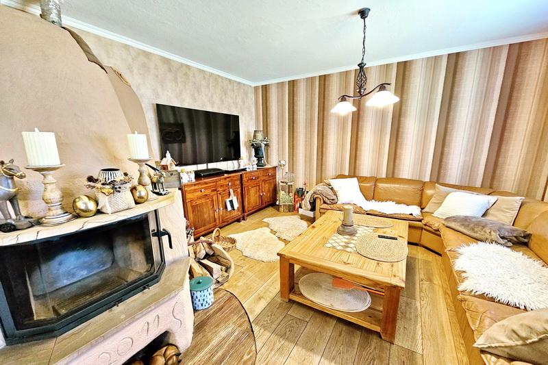 Wohnzimmer mit Kamin