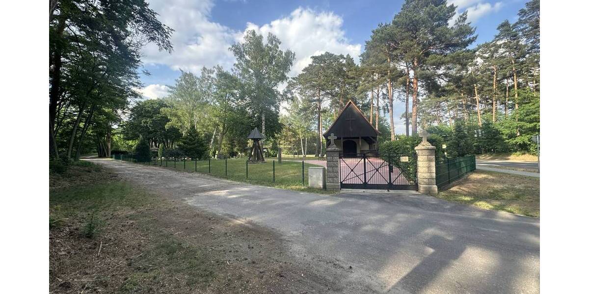 Angrenzender Friedhof