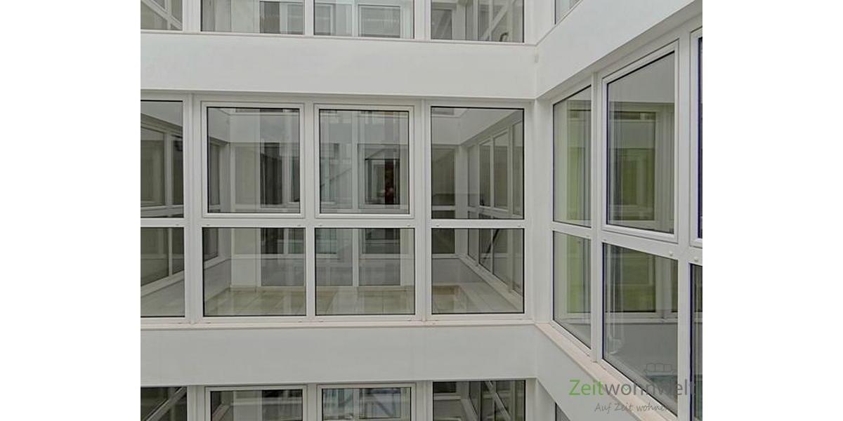 modernes Treppenhaus mit Aufzug