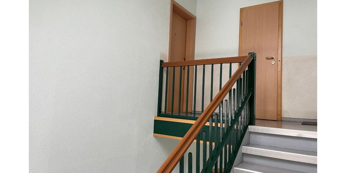 Treppenhaus mit Wohnungstür links