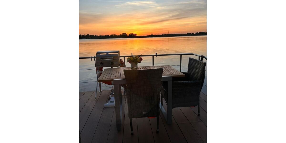  Den Sonnenuntergang auf dem Hausboot genießen