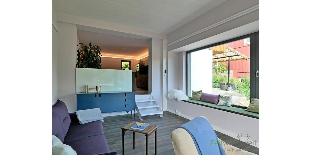 Blick vom Balkon ins Wohnzimmer