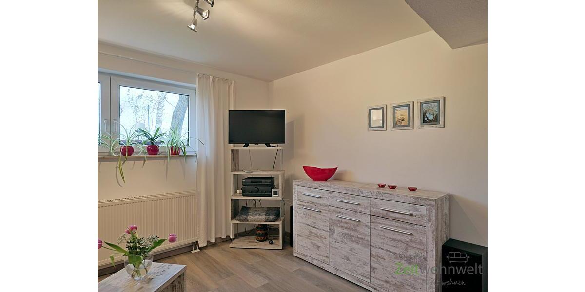 TV und Sideboard im Wohnzimmer
