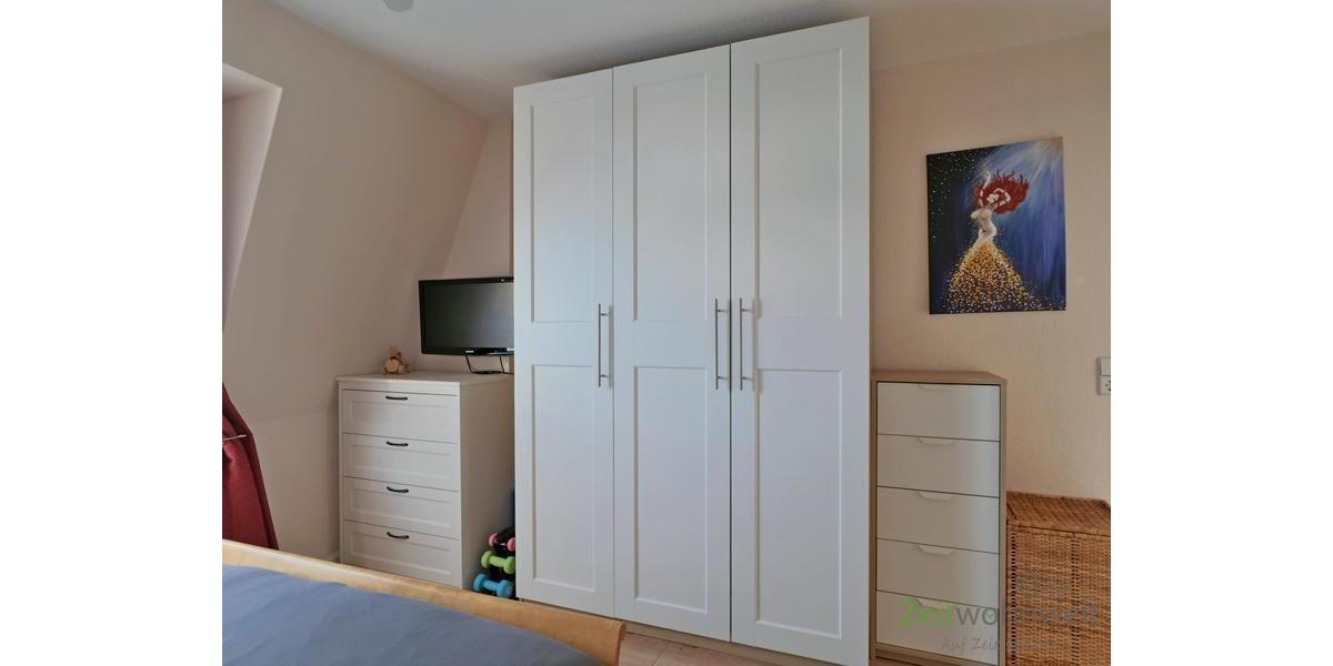 TV und Kleiderschrank