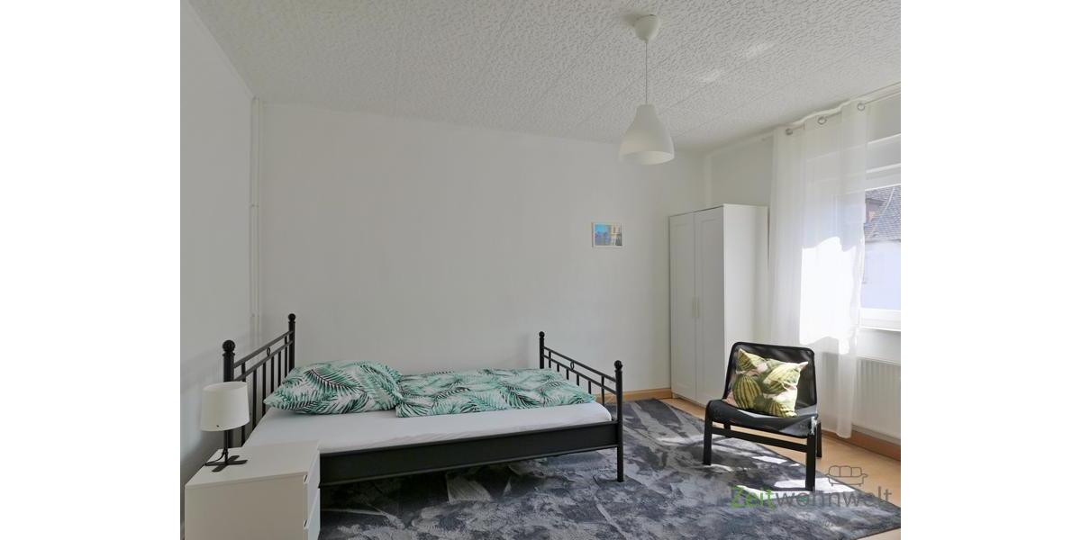 breites Bett und Kleiderschrank