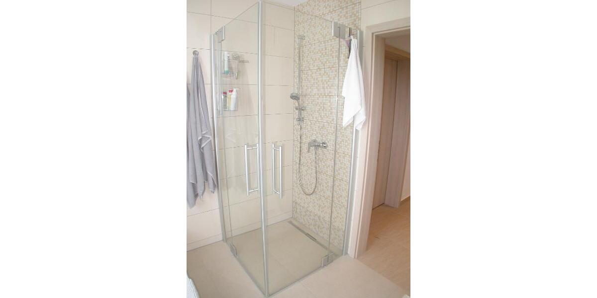 Bad mit Badewanne und Dusche Bild 3