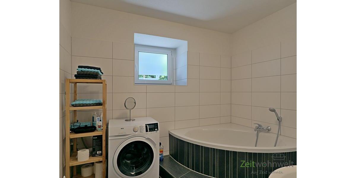 Waschmaschine und Eckbadewanne