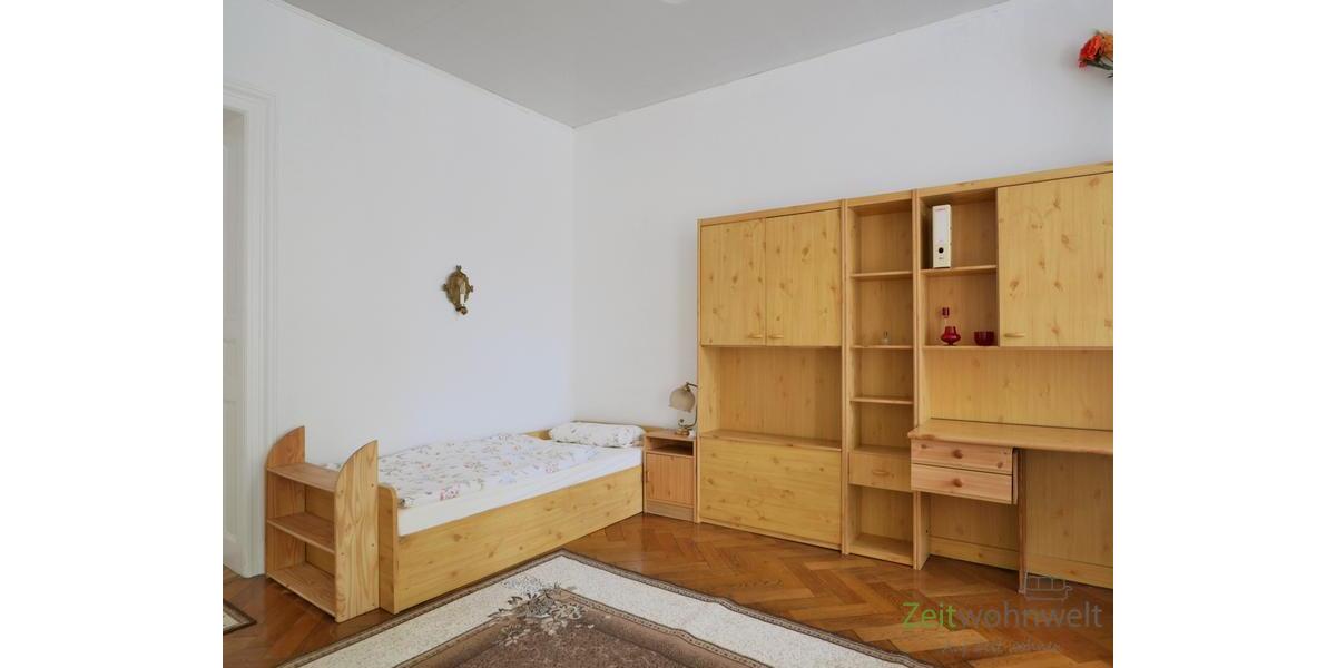 Blick zu Bett und Schrankwand