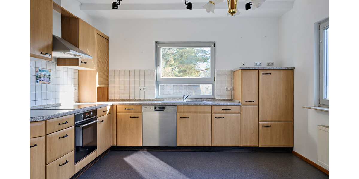 Die Küche mit Terrassenausgang
