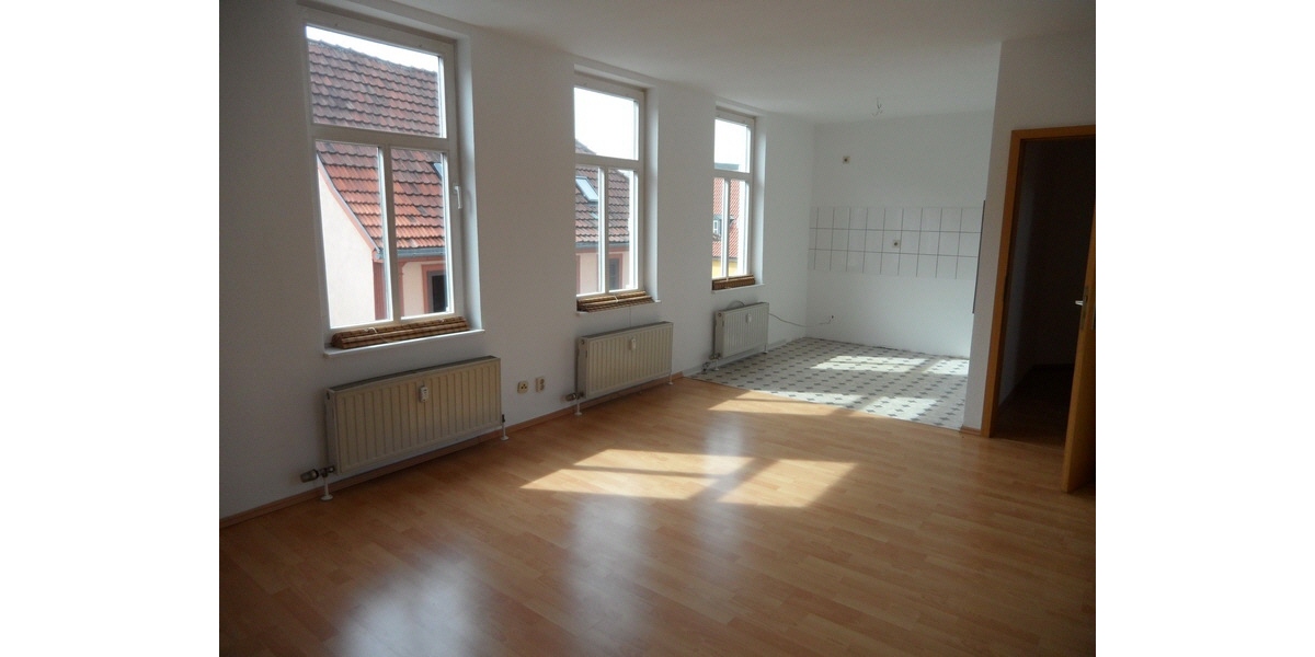Wohnzimmer mit offener Küche