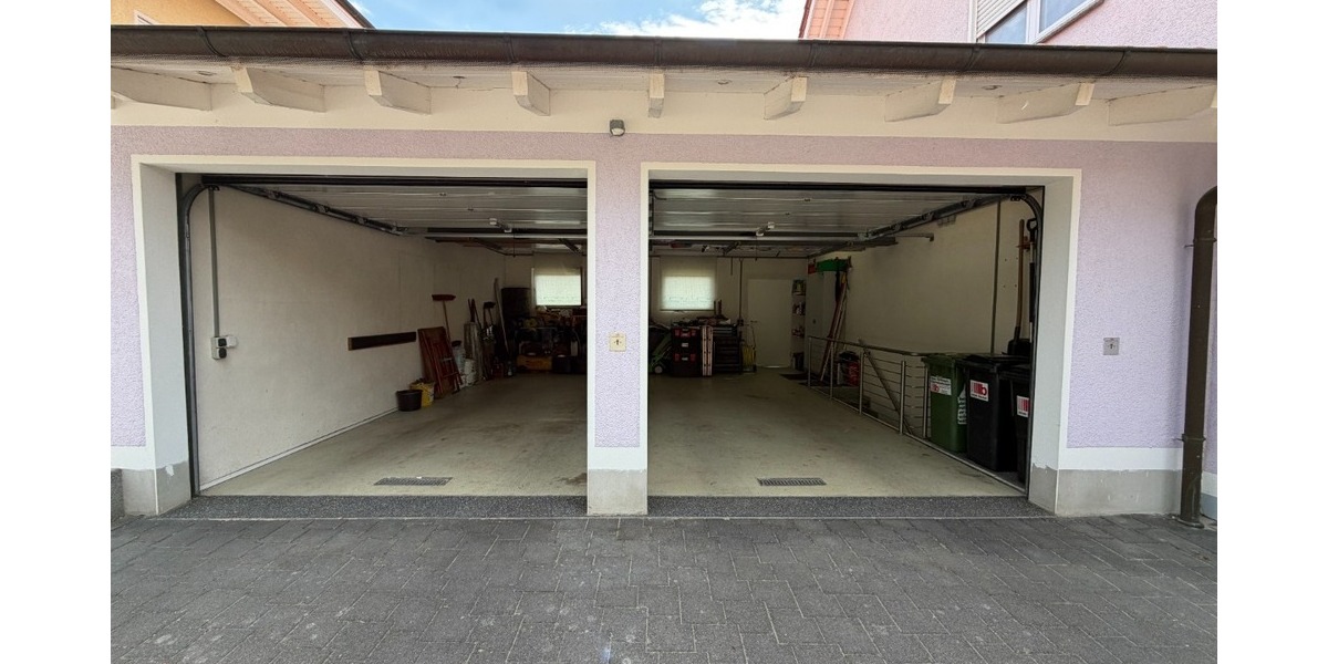 Doppelgarage von außen