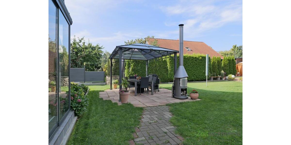 überdachter Gartensitzplatz mit Grill