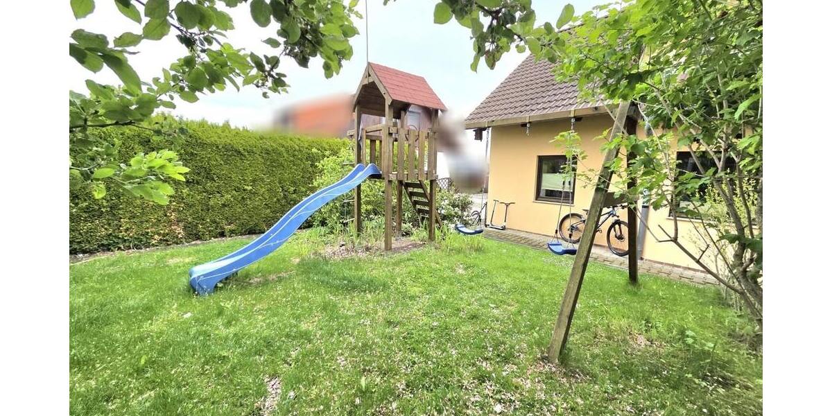 Garten mit Spielgeräten