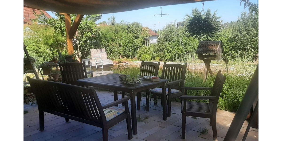 Gepflasterte Terrasse mit Überdachung