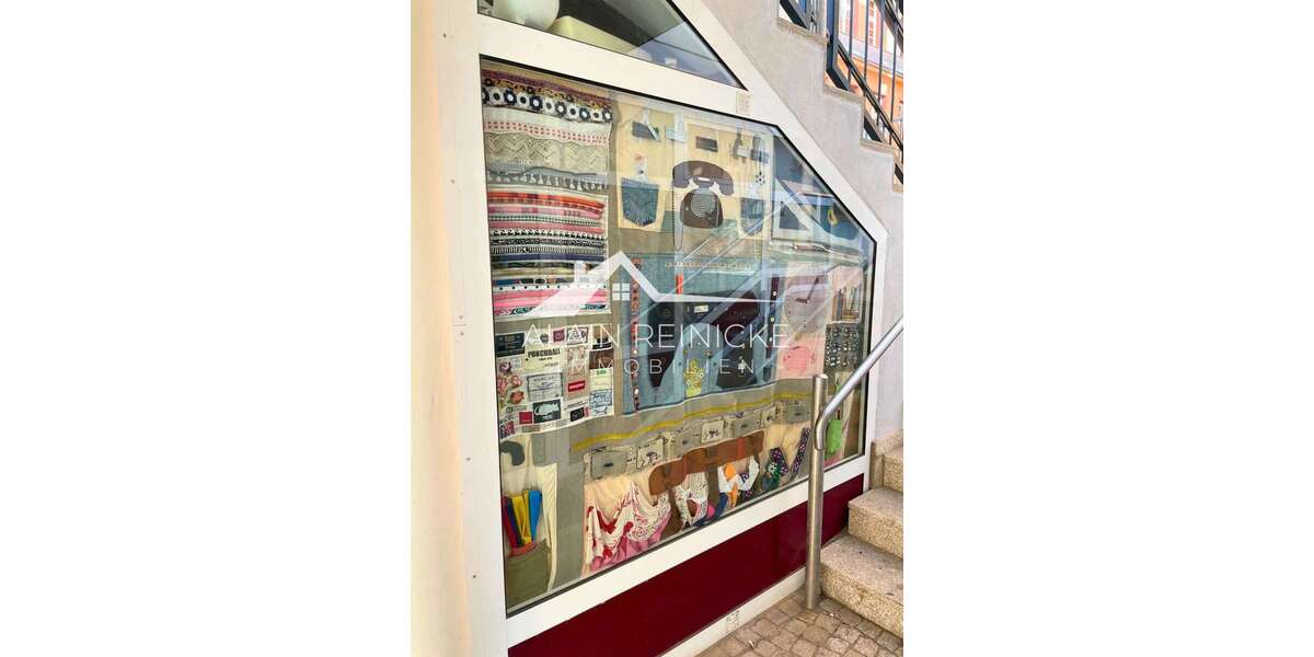 zus. Raum unter Treppe mit Schaufenster