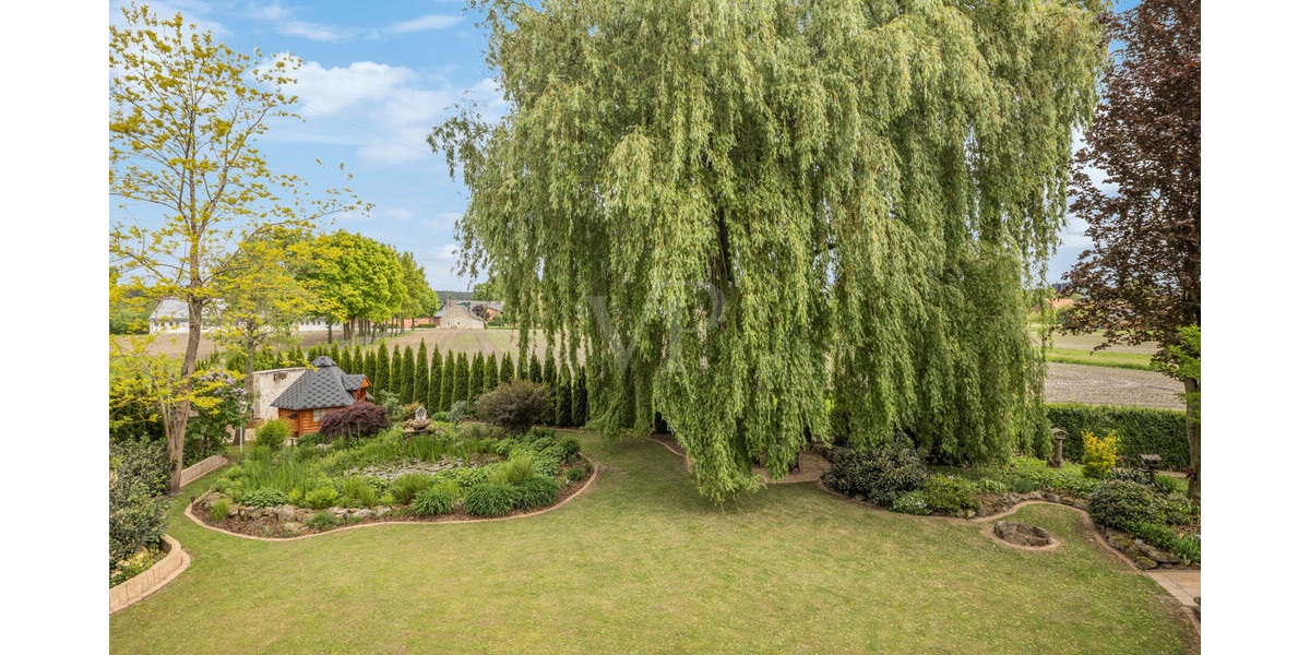 Gartenausblick von Aussichtsplattform mit Blick auf Outdoorsauna