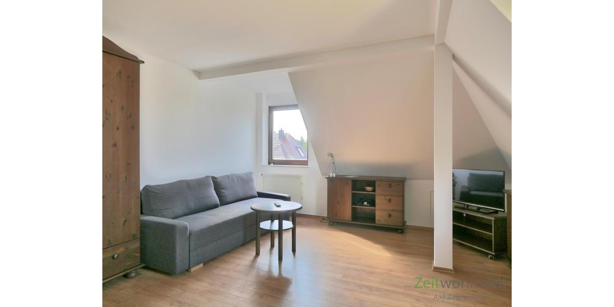 Sofa und TV im Wohnzimmer