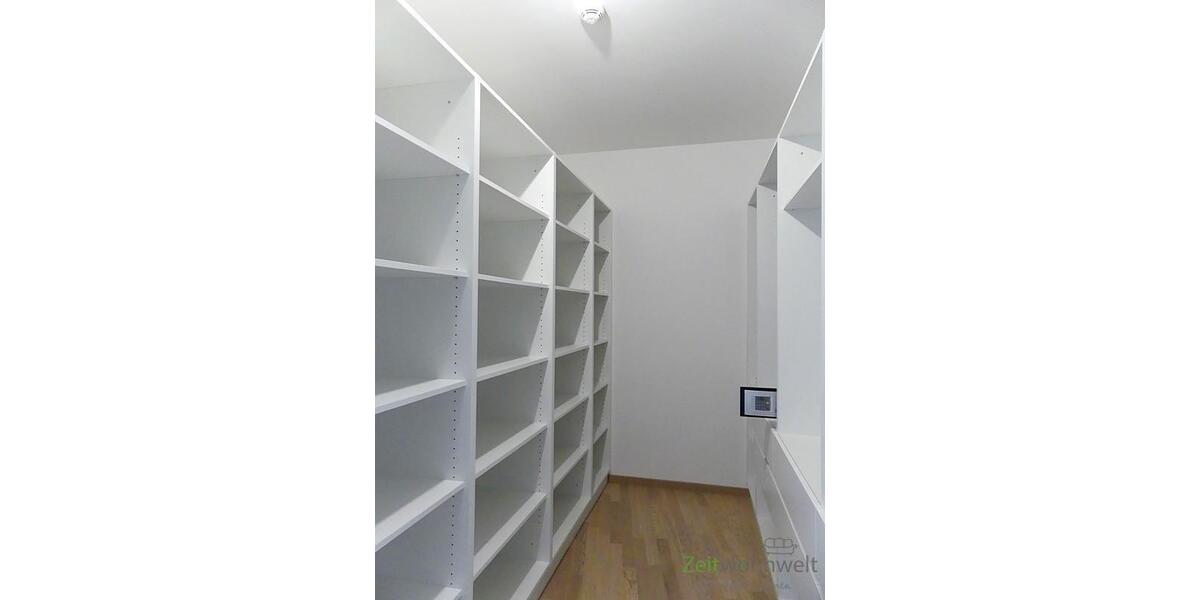 begehbarer Kleiderschrank mit Safe