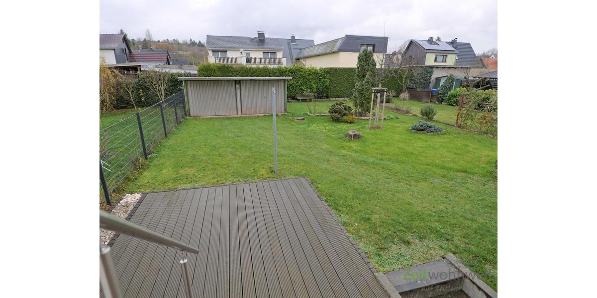 Regenblick zur Garage im Garten