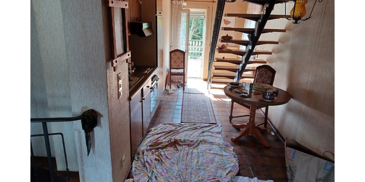 Küchenzeile OG mit Treppe ins DG rechts
