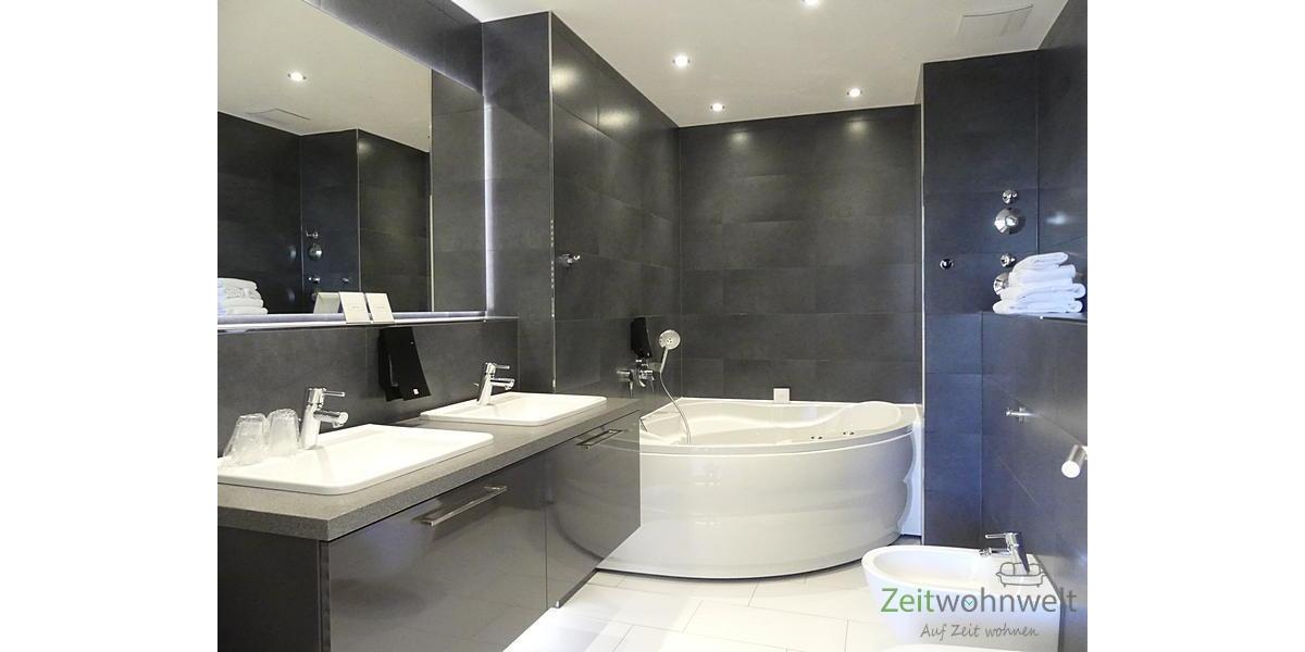 hinteres Bad mit Eckbadewanne
