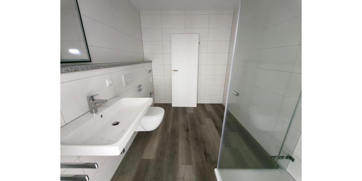 Bad mit Dusche und Waschmaschinenanschluss Bild 1