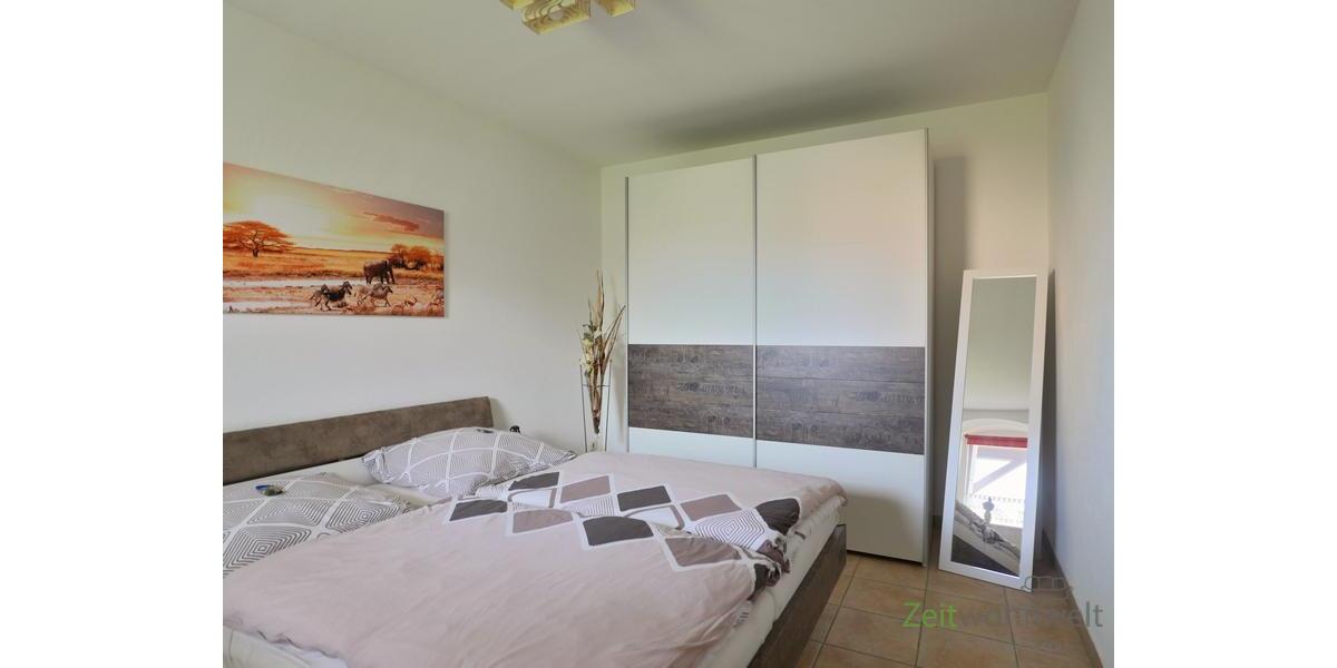 Kleiderschrank und Standspiegel