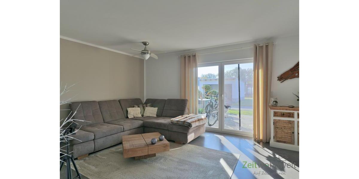 XXL-Sofa vor dem Terrassenausgang