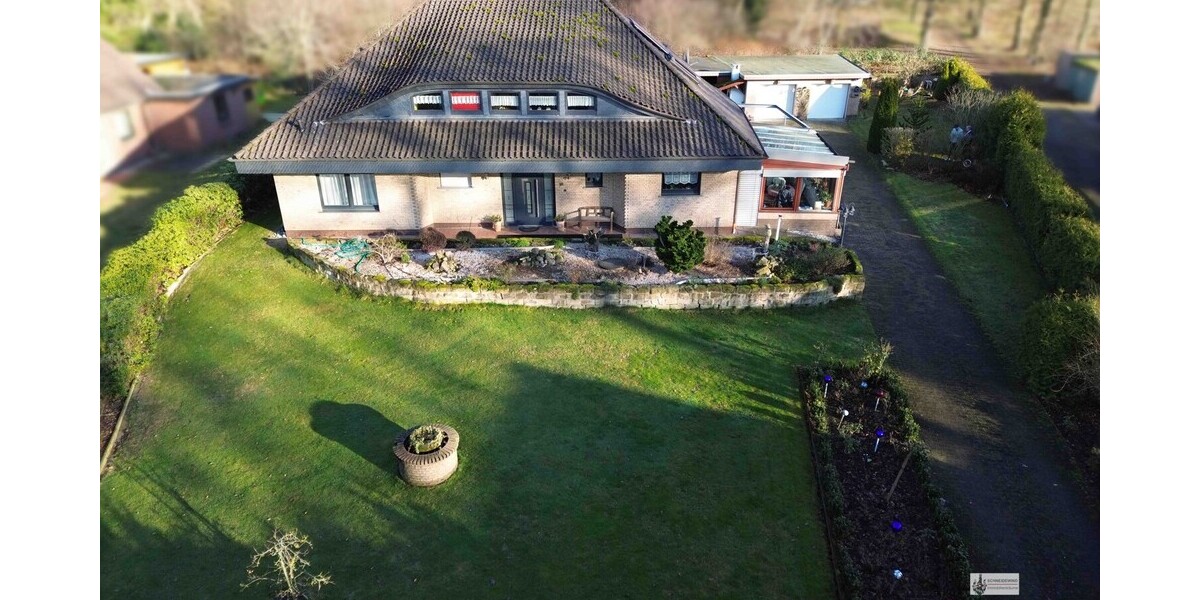 Luftbild aus Westen mit Brunnen und Doppelgarage