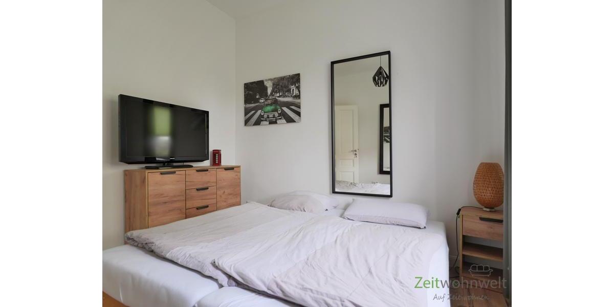 Doppelbett und TV