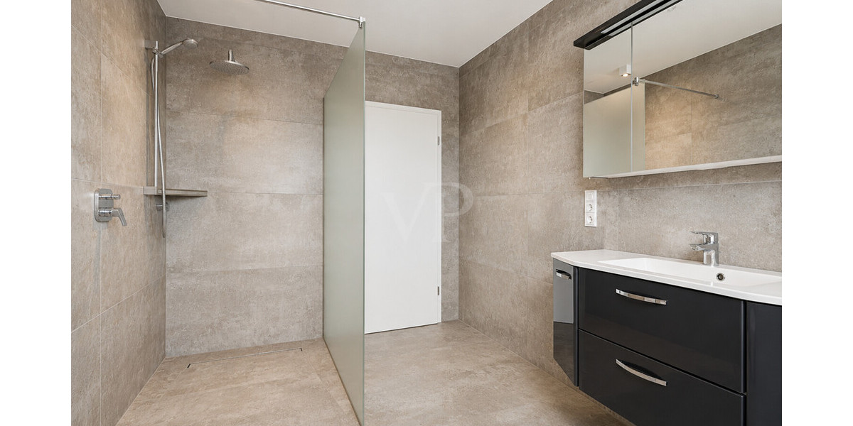 Bad mit Blick zur Dusche