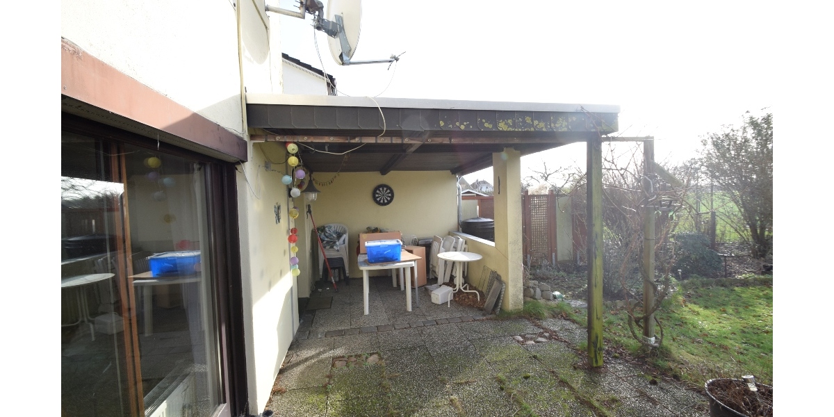 überdachte, gepflasterte Terrasse