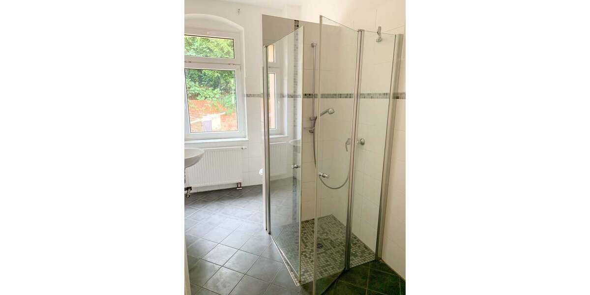 Bad mit Dusche, WC und Fenster