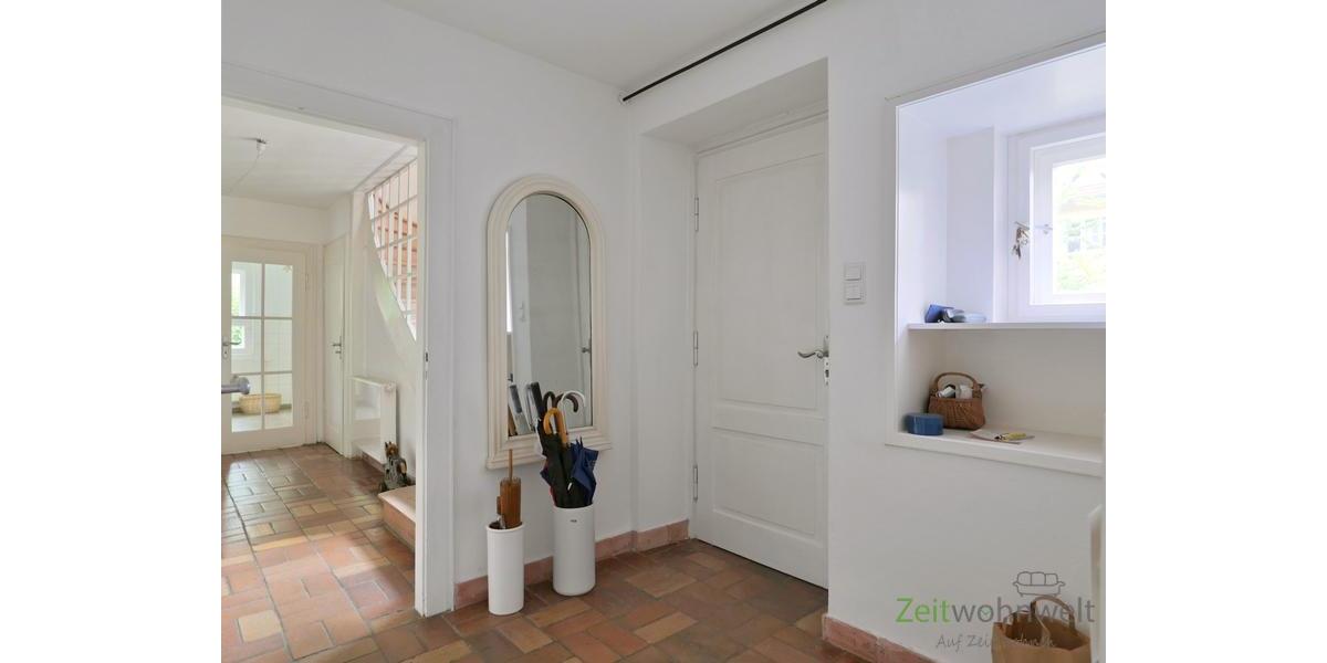 Hauseingang mit Garderobe