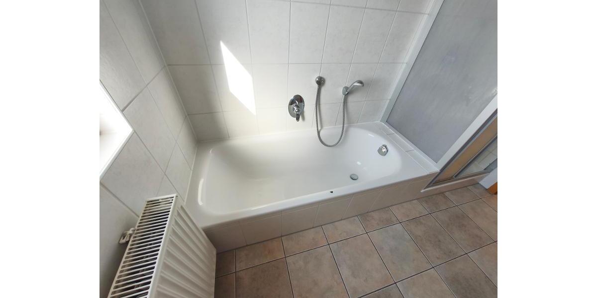 Bad mit Badewanne, Dusche und Fenster Bild 2
