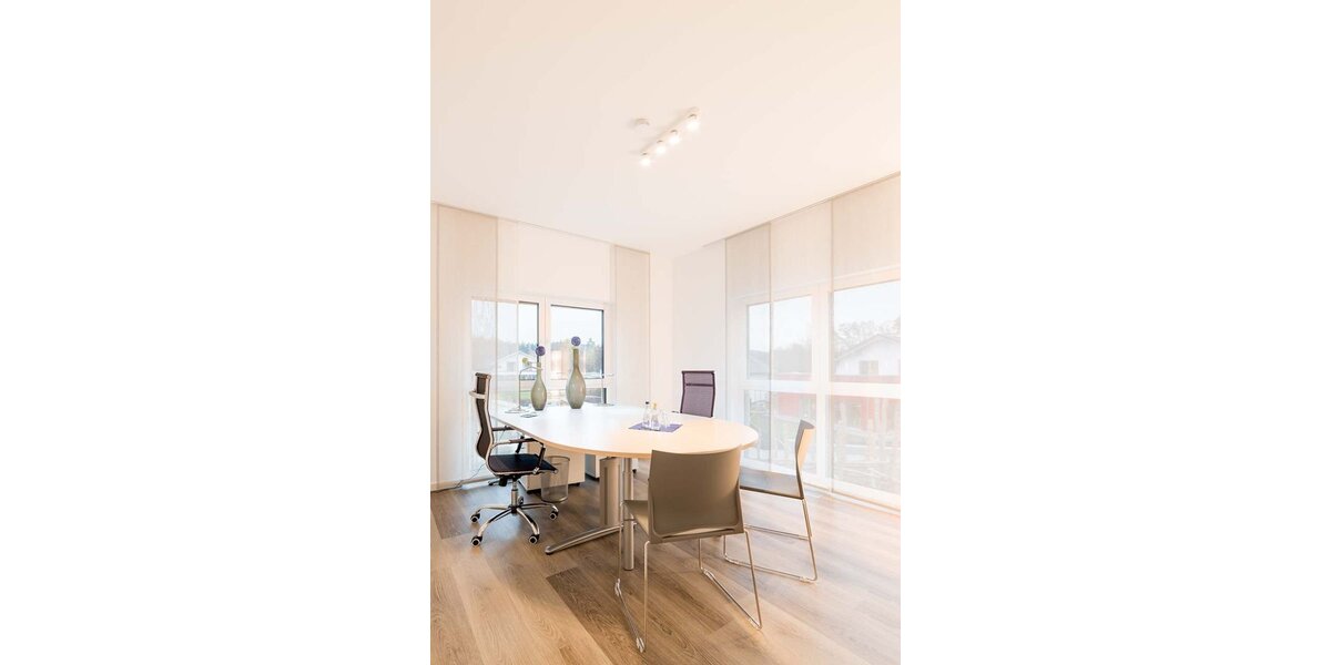 Modernes Büro mit Panoramablick