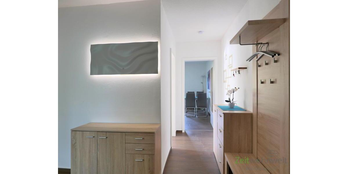 Wohnungsflur mit Garderobe