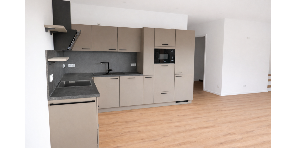 Offener, heller Bereich fuer Kueche, Esszimmer und